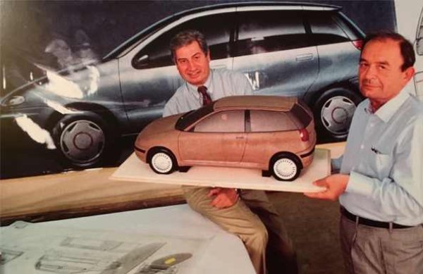 През 1968 година заедно с Алдо Мантовани основахме Italdesign. Това беше компания, активна не само в създаването на автомобили, но и в развитието им. С течение на времето установихме и продължихме сътрудничеството с производители на автомобили от цял ​​свят, давайки живот на стотици модели, както спортни, така и масови.

НА СНИМКАТА: С макет на Fiat Punto и съдружника му Алдо Мантовани
