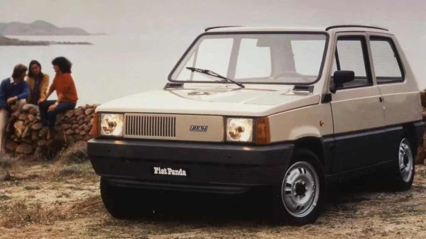 Fiat Panda. Преди всичко заради това как се роди. Карло Де Бенедети, главният изпълнителен директор на Fiat, ме помоли да диктувам стила на новаторски автомобил, компактен, но просторен и да струва малко. По това време работех в Italdesign с Мантовани. Тъкмо щях да ходя на почивка, беше лятото на 1976-та. Де Бенедети обаче настоя - искаше тази кола незабавно и ме помоли да работя по нея по време на ваканцията, като ми каза, че ще ме изчака в къщата си в Сардиния на 15 август, за да направи равносметка на ситуацията.

Няколко дни преди 15 август му се обадих по телефона, но икономът каза, че Де Бенедети не е в Сардиния и не знае кога ще се върне. Когато се завърнах в Торино, разбрах, че той е напуснал Fiat. Казах на Мантовани, че се страхувам, че сме работили напразно.
