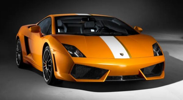 Първото Lamborghini със задно предаване след оригиналния Diablo, LP 550-2 с 542 к.с. е кръстен в чест на легендарния главен тестови пилот Валентино Балбони, тъй като италианецът се пенсионира след 40 години работа в компанията.