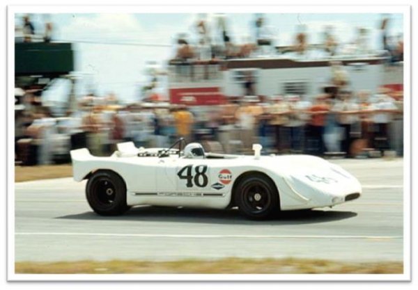 Освен актьор, Маккуин е вещ автомобилен и мотоциклетен състезател и има намерение да участва в "24-те часа на Льо Ман", за да се подготви за филма "Льо Ман". За целта в края на 60-те години той си купува Porsche 908 Spyder. И с него успява доста добре да се подготви за филма, като докарва аеродинамичния модел до второто място в състезанието "12-те часа на Себринг". Застрахователната компания попречва на плановете му за Франция, но моделът все пак участва във филма, като от него са заснети високоскоростното състезание.