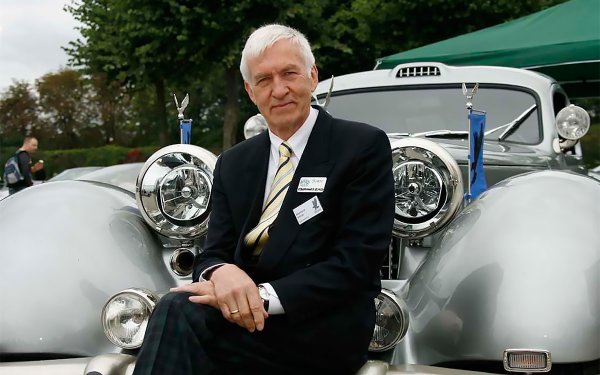 Това име не е особено популярно сред широката обществен, но мнозина навярно си спомнят фантастичната хиперкола Isdera Commendatore 112i. Тя разполага с аеродинамичен дизайн, V12 двигател от Mercedes и развива невероятната за 1993 година максимална скорост от 340 км/ч.

Компанията Isidera е жива и до наши дни, като е собственост на бизнесмени от Хонконг и изпълнява поръчки за разработка на електромобили за китайски производители. А Еберхарт Шулц продължава да я ръководи, дори след като през миналия септември навърши 80 години. Първата си кола той разработва още през 1969 година.