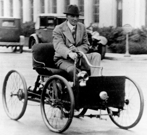 Без този човек автомобилният свят щеше да бъде напълно различен. Именно Хенри Форд "качи" Америка на 4 колела с помощта на Model T, след което предаде президентския пост на компанията на сина си Едсел. В този момент Форд-старши е само на 56 години и дори не се замисля за пенсиониране, като продължава активно да участва в управлението и дори си позволява да отменя решенията на президента.

За съжаление, Едсел умира от рак през 1943 година, което кара баща му да се върне на ръководната длъжност. Хенри Форд обаче вече не е същият - той е съсипан от загубата на сина си, а и годините вече си казват думата. Веднага след Втората световна война той предава бизнеса на внука си - Хенри II, а през 1947 година си отива от този свят на 83-годишна възраст.