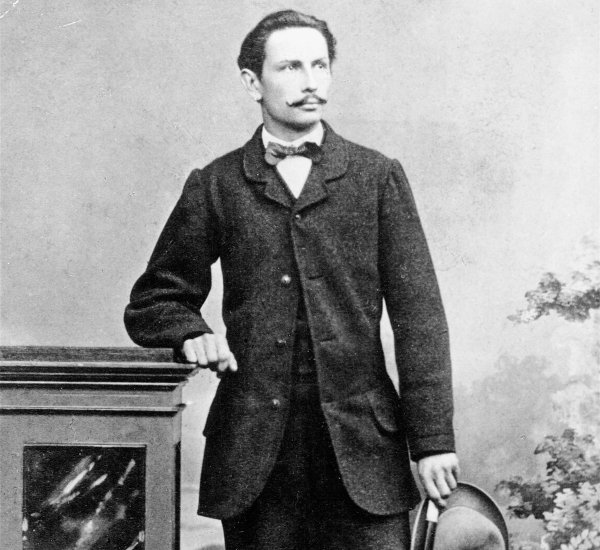 Велик инженер и бизнесмен, чието име се асоциира с понятието "автомобил". Бенц е само на 27 години, когато основава първата си фабрика - през 1871 година. Малко по-късно - през 1885 година той създава и първия "триколесен самодвижещ се екипаж", като взима и патент за него.

В началото на XX век Бенц става един от главните производители на автомобили в света. Когато е създадена обединената структура Daimler-Benz, значеният инженер вече е на 74 години, а към момента на появата на първия автомобил от марката Mercedes-Benz вече е на 81. Карл обаче продължава да управлява компанията до смъртта си през пролетта на 1929 година, като само няколко месеца не му достигат да доживее до 85-годишния си юбилей.