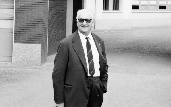 Великият Комендаторе е човекът, подчинил целия си съзнателен живот на страстта си към автомобилите. Истински фен на високите скорости, той произвежда стандартни коли, за да финансира състезателната програма на компанията си. Успява обаче да постигне култов статус и на двете места, като това се дължи и на безкомпромисния му характер, жертва на който стават както служителите му, така и пилотите, които карат за тима му.

За Енцо Ферари може да се говори с дни и пак няма да бъде казано всичко. Той обаче е един от хората, оставили най-ярка следа в световната автомобилна индустрия, като ръководи собствената си компания до последните дни от живота си. Легендарният италианец умира на 90 години, а последният модел на Ferrari, пуснат под неговото ръководство е и най-легендарния от всички - F40.