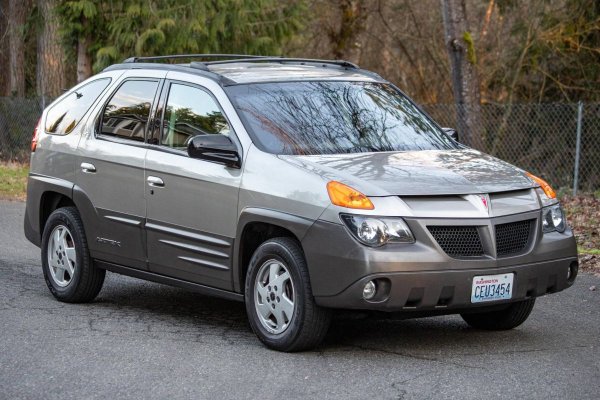 За разлика от VehiCROSS, който се отличава само със странен стил, Pontiac Aztek на General Motors направо беше определен като „грозен“. Нещо повече – той неизменно е в челото на почти всяка класация за най-грозните автомобили на света. И с него просто няма начин човек да не привлече вниманието на околните, където и да се появи.

Двигателят му е 3,4-литров V6 със 185 к.с., като задвижването е към предните колела, а скоростната кутия – 4-степенен автоматик. Любопитното е, че популярността на Aztek нарасна след спирането му от производство през 2005 г., благодарение на сериала Braking Bad, където главният герой караше именно такава кола.