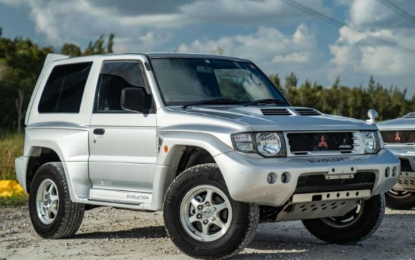 Легендарното Pajero Evo беше офроудърът, който задмина всички останали по своето време. Наречен „Кралят на пустинята“, Mitsubishi Pajero Evolution има завидни състезателни рекорди, като все още държи рекорда за най-голям брой победи в рали „Дакар“ - 12, като направо помиташе конкуренцията си. През 1997-1999 г. са произведени 2690 бройки от модела, като всички са продадени в Япония.

Двигателят е 3,5-литров V6 с 276 к.с., а скоростната кутия – 5-степенен автомат. Задвижването е към четирите колела, като моделът се предлага с дпълнителен комплект оборудване, включващ  широки калници Ralliart, предпазни плочи, увеличени странични прагове, голям въздухозаборник на капака и специален заден спойлер.