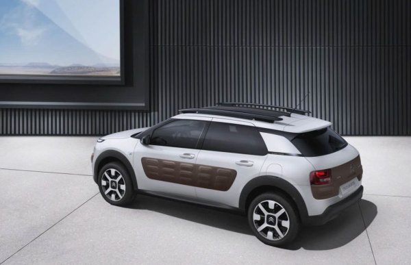 C4 Cactus със сигурност е SUV, който прави впечатление със своя  външен вид. Той привлича тези, които обичат нестандартния дизайн, като най-забележителното в него са панелите AirBump, разположени на вратите. Тяхната задача е да предпазват автомобила при леки удари. Друга странност са кожените каишки на вратите вместо дръжките.
 
Двигателят на френския модел е 1,2-литров, редови 3-цилиндров PureTech с турбокомпресор. Мощността му е 110 к.с-., а скоростната кутия &ndash; 6-степенна автоматична. Задвижването е към предните колела. Има и дизелов вариант с 1,6-литров мотор BlueHDi, който генерира 100 к.с.