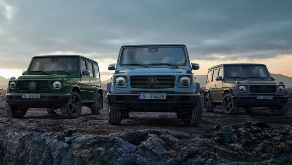 Цели 39 години след дебюта на G-Class от Mercedes представят изцяло нов поколение. Макар новият модел да изглежда почти по същия начин като оригинала, единствените общи части, които двете машини споделят са дръжките на вратите и стоманеното покривало на резервното колело. Или поне така твърдят от Daimler. Новият модел е по-дълъг, по-широк и още по-луксозен, като вече е е с независимо предно окачване и е доста по-стабилен на пътя.