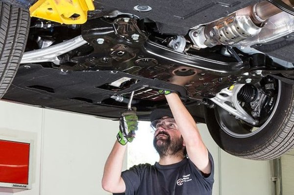 При механичните скоростни кутия нещата обикновено са по-лесни, защото те имат сериозен ресурс. Все пак задължително проверете дали този агрегат се нуждае от обслужване и съответно дали то е направено. В противен случай е възможно на по-късен етап (обикновено няколко месеца след покупката) нещата да се влошат сериозно и да се наложи ремонт, който няма как да бъде евтин.

Към автоматичните скоростни кутии трябва да се подхожда с повишено внимание. Някои от тях изкарват сериозно време, но за целта през годините собственикът трябва да се е грижил за тях. Съответно, те трябва да се обслужват на определен период от време, като това обикновено се вписва в сервизната книжка на автомобила.

