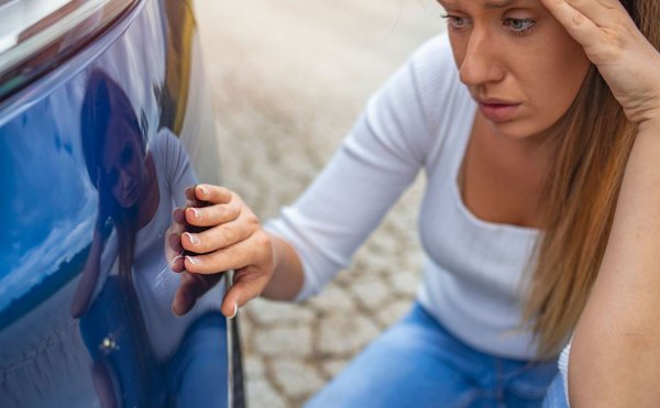 На възраст от 7-10 години по каросерията все още не би трябвало да има големи огнища на корозия (поне ако няма сериозни аварии и некачествени ремонти). Определено обаче ще може да има напукване по боята, като е твърде вероятно на някои места да се образуват мехурчета. Това са първите предвестници на началото на корозията.