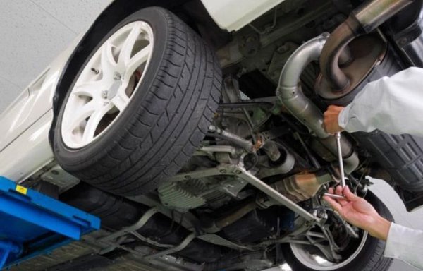 На риск са изложени подпорите на стабилизаторите и &bdquo;сайлент-блоковете&ldquo;, рамената на окачването (с възрастта гумените детайли изсъхват и стават неизползваеми, дори ако пробегът е малък). Проблемът в случая е, че при по-новите автомобили се сменят цели комплекти по окачването, а не отделни детайли. И някои от тях, особено при премиум-моделите, струват доста скъпо.