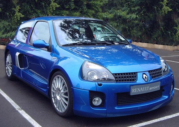 Второто поколение на Clio дава началото на Clio V6 с разположен пред задния мост и на практика съвместен проект на Renault Sport и компанията на Том Уокиншоу TWR. На мястото на задните седалки се появява атмосферен 3-литров V6 мотор с 230 конски сили. От 2001 до 2005 година са произведени 2822 бройки.