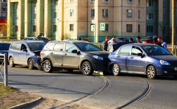 Шофьорът трябва да се движи заедно с общия поток, като тази скорост може да варира. Ако не го прави, съществува риск да се сблъска с превозно средство отпред. За да предотвратите това, на първо място, трябва да спазвате дистанция, като към това правило трябва да се придържате дори в задръствания. 