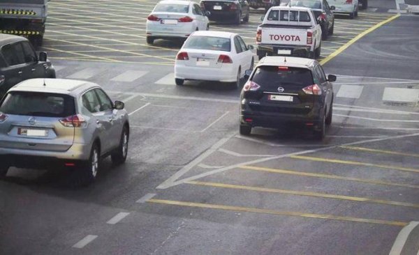 Това е сериозен гаф, който може да бъде фатален. Водачът е изложен на голям риск при опит да изпревари намиращите се пред него автомобили, особено ако те спрат преди кръстовище. 