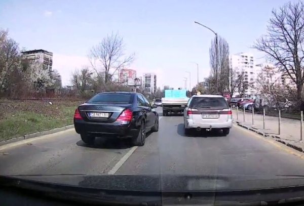 Тази грешка също може да доведе до инцидент, тъй като в натоварено движение автомобилът зад вас може също да ускори, а този отпред &ndash; да забави скорост и тогава е вероятно да се стигне до сблъсък. В града трябва да се шофира с умерена скорост, като се  контролира дистанцията. Водачът трябва да следи колата отпред, като едновременно с това държи под око целия поток на движение.