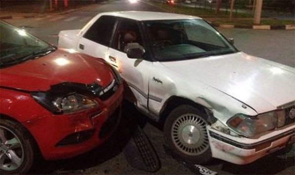 Някои шофьори решават да изпреварват в завой. Тази маневра е особено опасна при завой надясно, защото автомобилът, който трябва да бъде изпреварен, може да продължи направо. И тогава ще е много късно да бъде избегнат сблъсък.