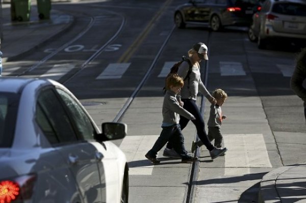 Пешеходците могат да се появят на пътя по всяко време, като това важи особено за деца и възрастни хора. Тяхното поведенеие често е непредсказуемо. Потенциално опасни са  хора със слушалки, качулки и тези, които са  погълнати от телефона си. Същото важи и за пешеходците в нетрезво състояние. 