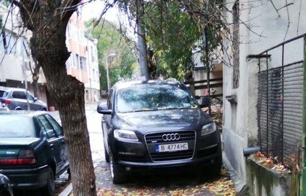 Когато паркирате колата си, трябва да направите внимателно и точно изчисление, защото в противен случай можете да блокирате както своето излизане по-късно, така и това на някой друг. Освен това, в случая има риск от повреда на съседни автомобили. Паркирането на тротоара пък пречи на хората да преминават и някой може да си го изкара на колата ви.