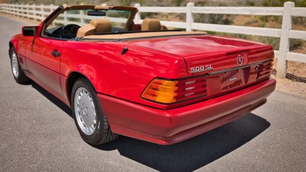 Въпреки че има и други надеждни версии на Mercedes-Benz SL-Class, една от тях се откроява. Това е SL 73 AMG, който е толкова рядък и търсен, че днес достига цени от стотици хиляди долари. Като се има предвид това, той все още е един от най-добре оценените автомобили, задвижвани от V12.