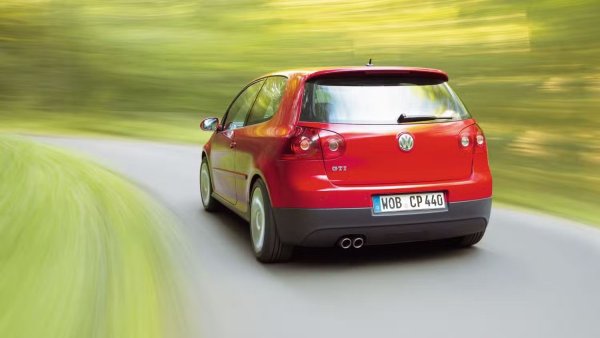 В последно време моделите на VW губят позиции в класациите за надеждност, но преди 20-ина години нещата бяха различни. И доказателство е Mk5 Golf R32. Неговият атмосферен 3,2-литров V6 двигател е един от най-подценяваните задвижвания на нашето време. Може да не изглежда толкова мощен, но това е част от това, което го направи толкова здрав.