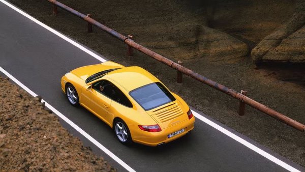 Porsche постоянно прави едни от най-надеждните луксозни автомобили, но един по-специално оглавява класациите. Porsche 911 997, който е произведен от 2005 до 2012 моделни години, и по-специално версията Carrera с нейния 3,6-литров боксер, който се предлага в два варианта на мощност.