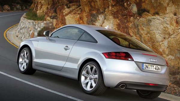 Първото по рода си Audi TT промени марката завинаги, но второто поколение се подобри на вече страхотна платформа. Имаше няколко двигателя, които можеха да захранват TT, но по-надеждният вариант беше 2,0-литровият турбо редови 4. Колата стартира с 3.2-литров V6, но той е спрян след моделната 2009 година. Въпреки че 2.0-литровият е по-слаб, той все още е солиден вариант и го прави един от най-надеждните модели на Audi в историята.