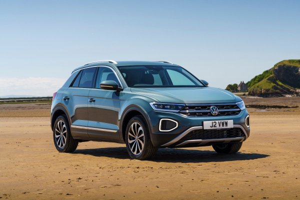 Volkswagen T-Roc обикновено се представя добре, но падна в класациите, откакто беше обявен за &bdquo;най-продаваниятн модел в Европа&ldquo; през юли 2022 г. Скорошният фейслифт му помогна да се задържи в Топ 10, запазвайки гъвкавата си комбинация от подходящи за семейството бензинови и дизелови версии, както и горещ флагман &bdquo;R&ldquo; и дори кабриолет.
