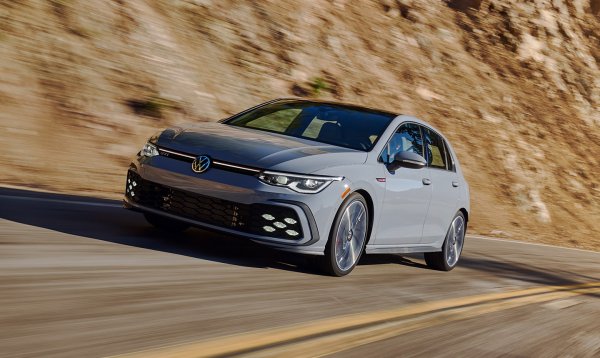 Вече в своето осмо поколение, Volkswagen Golf продължава да бъде един от най-продаваните автомобили в Европа. Въпреки че увеличи повече от два пъти продажбите си на годишна база през ноември, той се смъкна от второ място миналия месец на шесто. Най-новата гама на Golf включва чист ICE, мек хибрид и plug-in хибридни задвижвания, както и модели с висока производителност, вариращи от Golf GTE до Golf R със задвижване на четирите колела.