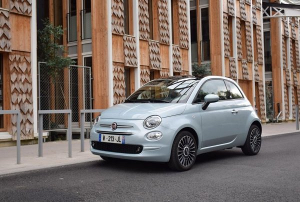 Има ли по-разпознаваем малък автомобил от Fiat 500? Продава се от 2007 г. и е малко вероятно скоро да отпадне от челните места. Съвсем наскоро моделът получи електрически вариант с батерията с капацитет 44 кВт/ч. Версиите с мек хибрид и бензин остават в продажба, което е само от плюс за този модел.