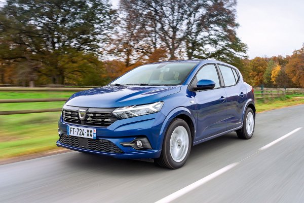 Dacia Sandero се изкачи с едно място в сравнение с октомври, като изключителното му съотношение цена/качество привлича все повече купувачите, тъй като кризата с разходите за живот удари цяла Европа. Това, че е и конкурентно супермини, с просторен интериор и прилично управление, го прави особено убедителна покупка.