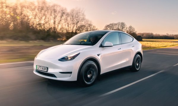 Популярният кросоувър на Tesla зае първото място през ноември с 19 169 продажби. Това представлява забележителен ръст от 254% в сравнение с ноември 2021 г., когато производството на модела започваше да се увеличава. Популярността на Model Y без съмнение е подпомогната от неговата наличност - Tesla твърди, че за доставката му се чака от две до четири седмици, докато конкурентите се бавят с месеци.