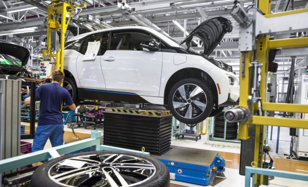 "BMW винаги в своето развитие се опитва да гледа в бъдещето, да дефинира продуктите си според това какво ще бъде обществото, и да помага с продуктите си обществото да бъде по-добро. Затова и електрическата мобилност при BMW има дълги традиции. Ние минахме през различни фази, които може би не бяха толкова видими за всички, но това бяха периоди на тестово ползване на елекромобили с първите две генерации електрическо задвижване на BMW. От тези полеви тестове успяхме да научим много за това как хората ползват тези автомобили, какъв пробег изминават, в какъв режим, кога и къде зареждат... И чак след това пуснахме на пазара автомобил, който е завършен. Ако погледнем i3, той и днес е най-модерният електромобил на пазара от гледна точка на използваните материали и на начина, по който е произведен. Това важи и за i8 - еманация на плъг-ин хибрида, с мощен двигател с вътрешно горене, мощно елекрическо задвижване, с неограничена автономност и с изключителен дизайн".
