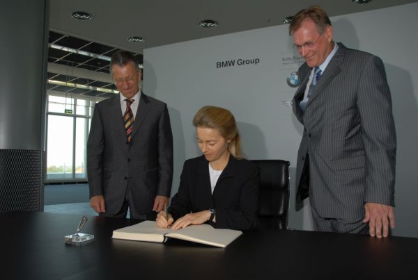 "Трендовете, които наблюдаваме в световен мащаб, са за повишаване на търсенето на автомобили. Тоест расте интересът към индивидуална мобилност. 
България не е изключение в това отношение. Разбира се, всяка държава сама може да предопредели модела на търсене и потребление на индивидуалната мобилност. 
Ние не сме абсолютно свободни в тези решения, защото сме част от Европейската общност, която има свои правила и свои цели. И тези цели са едни от най-амбициозните като скорост на придвижване на обществото. В момента дискутираме проекта "Готови за 55", в който говорим за намаляване на парниковите емисии с 55% процента до 2035 спрямо нивата от 2019 - един изключително кратък период.
За целта могат да се създадат както позитивни стимули, така и негативни. Например с увеличаване на акцизното облагане на бензин и дизел - също един фактор, който ще се отрази в конкурентоспособностат на тези автомобили". 
