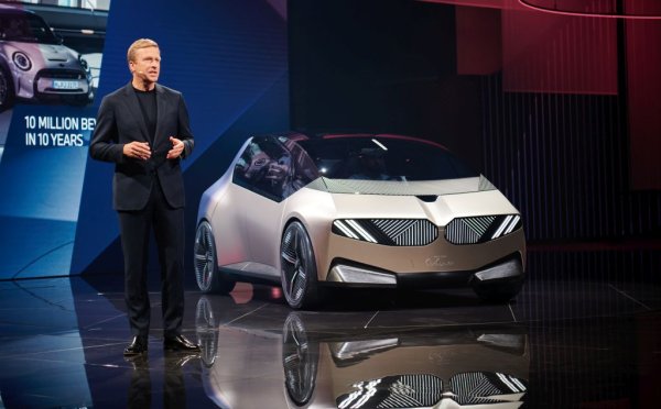 "Да, услугата индивидуална мобилност е на път да стане по-скъпа. Но тук ние говорим не само за едно право, но и за задължение. Всеки, който ползва автомобили, има задължение към обществото, към средата, в която живее. 
Според мен в следващите години този баланс между право и задължение ще се измества по-скоро към задължението. 
Какво значи това за България? В момента тук практически голяма част от автомобилите не изпълняват никакви екологични норми. Те не отговарят и на никакви технически изисквания. И тук е много важно как контролът по прилагането на определени законодателни мерки ще бъде осъществен. Това само по себе си ще доведе до определено изместване. 
От друга страна, ако гледаме автомобилите от така наречения "почиващ" трафик, който изключително задръства улиците на българските градове, ние виждаме, че има изключително голям брой излишни автомобили. Те ще трябва да намалеят. 
Мобилността трябва да бъде в баланс с всички други сфери - с въздуха, който дишаме, със свободата на придвижване на хората без автомобили, с качеството на живот в големите градове. Тук индивидуалната мобилност ще трябва все повече и повече да влезе в съзвучие. И това е по-скъпо, отколкото потреблението на един автомобил". 
