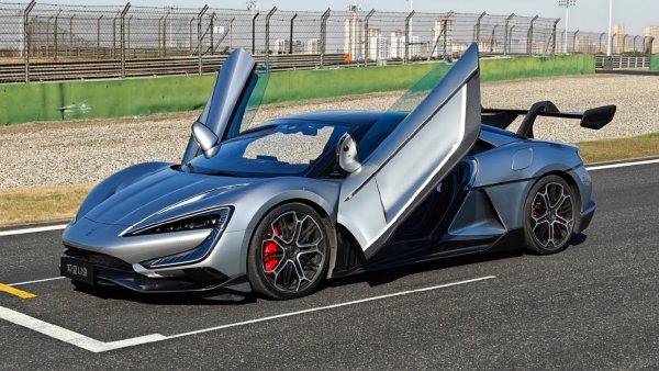 BYD за кратко време не само драстично увеличи производството си, но и започна да произвежда високотехнологични модели като суперавтомобила Yangwang U9 . Той се с футуристичен дизайн и има въздушно окачване с индивидуално управление на всяко колело, което му позволява да "танцува".

Електрическият суперавтомобил е оборудван с агрегат с мощност 1306 к.с и е в състояние да ускори до 100 км/ч за 2,36 сек и да развие максимална скорост от 309 км/ч. 800-волтовата архитектура ви позволява да заредите батерията до 80% само за 10 мин.
