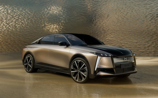 Новият флагман на DS привлича с авангардно излъчване и е първият модел в нов корпоративен стил. Стремителният му силует осигурява добра аеродинамика, а осветлението на предната част имитира радиаторна решетка. В интериора хващат око необичайният волан и бронзовите вложки.

Електрическият автомобил DS #8 привлича не само със стила си. Това ще бъде един от моделите с най-голям пробег в класа, като ще може да измине до 750 км без презареждане. Автомобилът ще се предлага в модификации с мощност от 230 до 350 сили.
