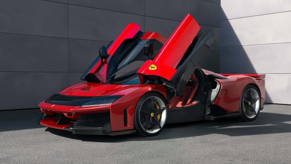 Суперавтомобилът Ferrari F80 включва най-новите състезателни технологии, тъй като е близък роднина на спортния автомобил 499P, който два пъти спечели 24-те часа на Льо Ман. В дизайна му са използвани карбон и титан, а иновативните аеродинамични елементи осигуряват повече от един тон притискаща сила.

Хибридният агрегат с 3,0-литров туин-турбо V6 двигател и три електрически мотора развива 1200 конски сили. Новото Ferrari F80 е най-бързият модел в историята на марката: купето ускорява до 100 км/ч за 2,15 сек и може да достигне максимална скорост от над 350 км/ч.

