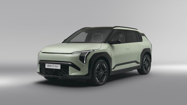 Електрическият автомобил Kia EV3 доказва, че дори евтините модели могат да бъдат футуристични. 4,3-метровият кросоувър за 33 500 евро е с нестандартен външен вид, необичайно е и оформлението на салона. Електрическият автомобил е оборудван с двигател с мощност 204 к.с., а пробегът му достига 600 км.