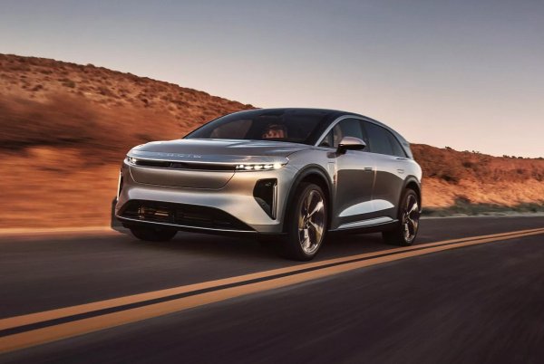 Електрическият кросоувър Lucid Gravity е новият конкурент на Tesla Model X. Голямата петметрова кола привлича вниманието благодарение на елегантния си обтекаем дизайн, а в купето му е монтиран извит 34-инчов OLED дисплей. Характеристиките са впечатляващи: дебютната версия на електрическия автомобил с мощност 811 к.с. може да ускори до сто за 3,5 сек и да измине 708 км без презареждане.
