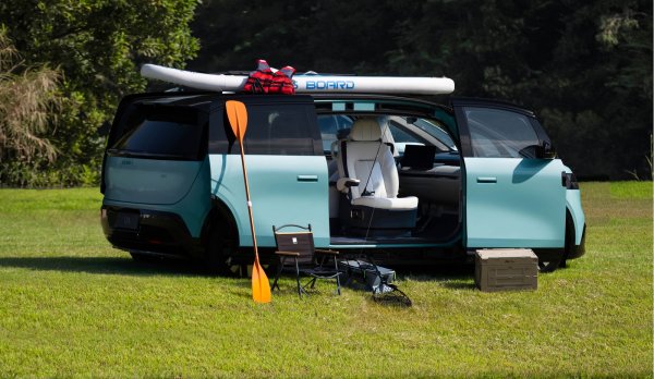 Електрическият миниван Zeekr Mix от Geely и Volvo е един от най-оригиналните семейни модели. Предните и задните му врати са плъзгащи се, а в интериора има въртящи се седалки на предния ред и подвижна централна конзола с хладилник. Електрическият мотор е доста мощен (415 к.с.), а пробегът на минивана достига 700 км.