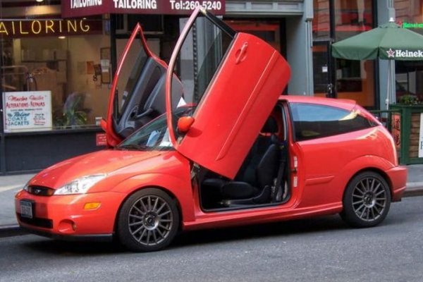 Сами по себе си те са нещо интересно, когато са монтирани на италианска суперкола за половин милион долара. Неслучайно за пръв път се появяват тъкмо в такава - в прословутия концепт Alfa Romeo Carabo, представен на Парижкия автосалон през 1968.
Но онова, което стои ефектно върху Lamborghini, е просто нелепо в случаи като с този Ford Focus от по-миналото десетилетие. Ако имаш 1000 излишни долара, защо вместо това не ги инвестираш като първа вноска за кола, която не е Ford Focus, пита DT.
