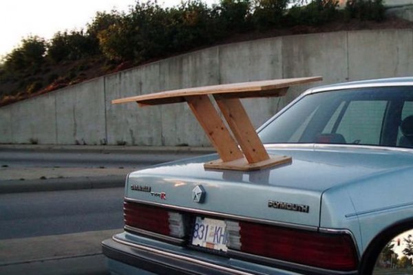 В състезателните автомобили спойлерите увеличават силата на притискане при високи скорости, осигурявайки по-добро сцепление. Но високи скорости не е 120 км/ч на магистралата със стария ви Passat. Всъщност големият спойлер върху непистов автомобил изпълнява само една функция - помага безпогрешно да забелязваме кретените още отдалече.
