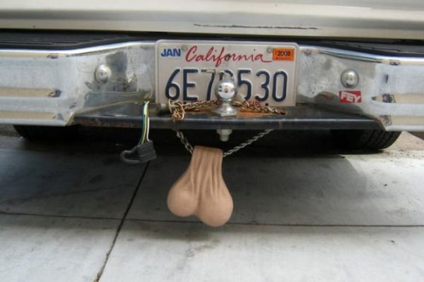 За щастие това слабоумие още не е станало масово в Европа, но в Щатите спокойно може да увиснете за 20 минути зад някой камион, отчаяно опитвайки се да го изпреварите, и през това време пред очите ви да се люшкат чифт изкуствени тестиси, явно демонстриращи мъжеството на шофьора пред вас. И IQ-то му, разбира се.
