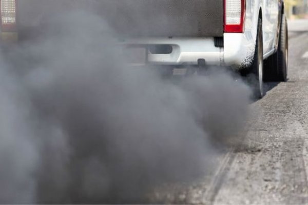 Още една специфика на американския пазар, която европейците не могат да проумеят, може би защото IQ-то обикновено е по-високо от възрастта им.
В Щатите обаче това е все по-популярна мода - да си модифицираш нарочно дизеловия пикап така, че да изпуска възможно най-непрогледния черен дим. И в момента, в който забележиш някого в Prius, да натиснеш рязко газта.
Всъщност това е вече цяло движение, което се нарича "Търкалящи се въглищари" (от израза rolling coal). Самата модификация увеличава чувствително разхода, разбира се, но какво е това срещу кефа да подразниш някого с екологична съвест?

