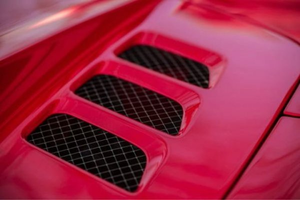 Още една модификация, която върши добра работа при пистовите чудовища, но ви кара да изглеждате класически дебил на пътя. Вашето старо BMW, дори да сте му налепили черно фолио по прозорците, пак няма нужда от допълнително охлаждане. За сметка на това направените от вас прорези безвъзвратно унищожават аеродинамиката, която инженери са създавали след хиляди часове във въздушния тунел.
