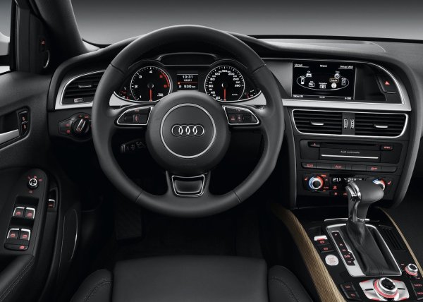 Най-важното в случая е редовната и качествена поддръжка, като маслото трябва да се сменя на всеки 40 000 -50 000 км. Има и вариант с 8-степенен хидравличен автомат ZF 8HP55 (индекс 0BK), който е да предпочитане.