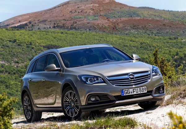 Дължина: 4920 мм, пътен просвет: 175 мм, обем на багажника: 540 литра.

Първото поколение на модела се произвежда от 2008 до 2016 г. Задната ос е свързана с електронно контролиран съединител Haldex, но има „самоблокираща“ задна ос, която му осигурява по-големи възможности извън пътя.