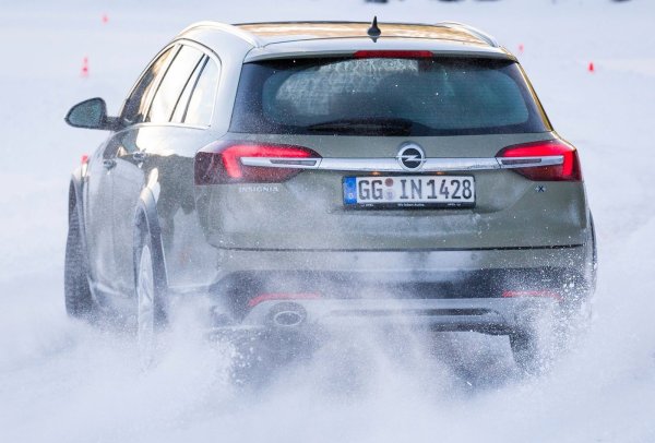 Вариантът с бензинов турбомотор 2.0 A20NFT (249 к.с.) има някои слабости - течове, слаба ангренажна верига, чуплива инжекционна помпа и електронен дросел. Дизелите 2.0 (160 или 195 к.с.) също са капризни, като трябва да се обръща специално внимание на уплътнението между помпата и маслоприемника, което започва да изпуска. 