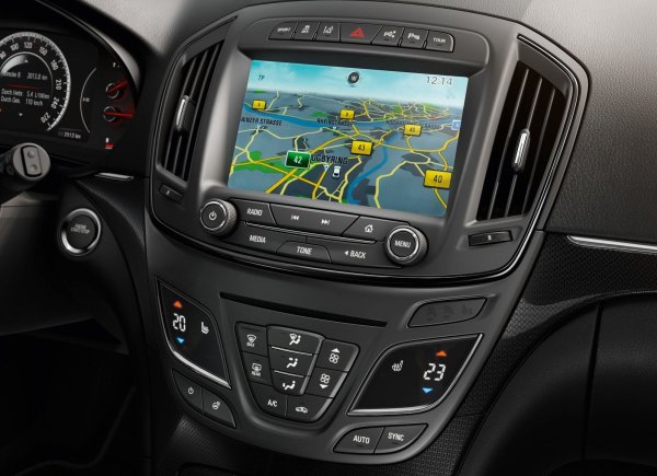 Салонът е много просторен, а качеството на материалите е на нивото на премиум-автомобилите. Издръжливостта на окачването също е много добро. При скоростните кутии по-добрият вариант е автоматикът 6T70 на Ford вместо склонния към прегряване Aisin TF-80SC.