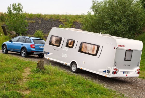 При бензинова версия 1.8 TSI (180 к.с.) в комбинация с роботизирана скоростна кутия DSG6 (DQ250) с два „мокри“ съединителя са отстранени основните проблеми, които имаше по-рано – бързо разтягане на веригата и висок разход на масло. Слабите места са водната помпа и термостатът, както и сравнително ниския ресурс на съединителя и двумасовия маховик.